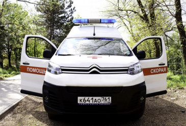 Автомобиль скорой помощи с открытыми передними дверями